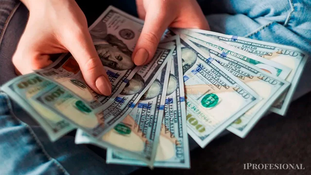 Por efecto de la baja de tasa, el dólar blue sube a $1.100, con lo que llega a su máximo en tres meses