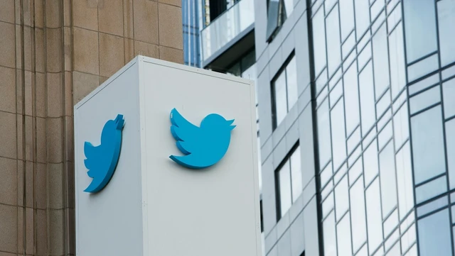 A 19 años de la creación de Twitter: subastan el histórico cartel del 'pajarito'