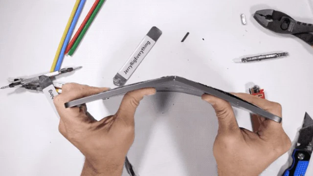 Fiasco total: este video muestra como el nuevo iPad Pro se puede doblar fácilmente
