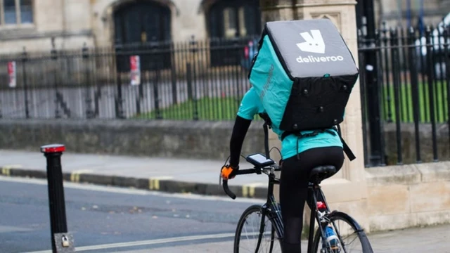 Deliveroo y Glovo, renovados: los gigantes españoles establecen un nuevo concepto en el reparto de comida a domicilio