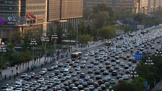 Este auto eléctrico actualizó su software en medio de una autopista y generó un gigantesco embotellamiento