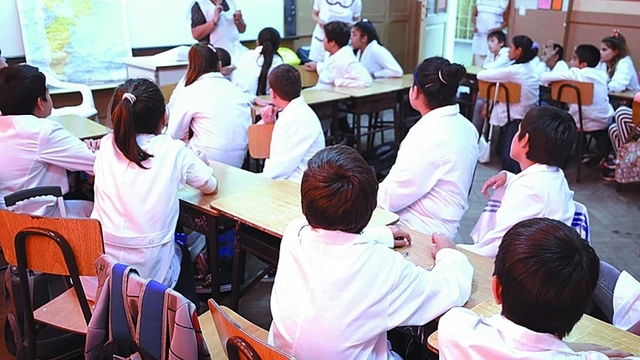 La Ley Ómnibus, de Milei: de qué se trata el "estudio a distancia híbrido" y la descentralización educativa