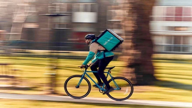 La justicia española reconoció que los repartidores de delivery son "falsos autónomos"