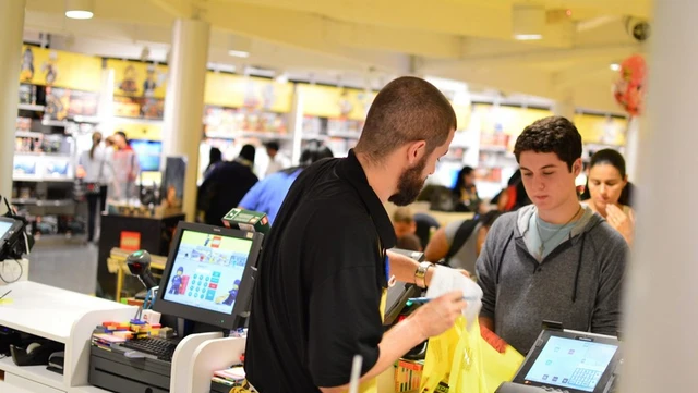Empleados de Comercio: qué sueldo paga el mercado según el cargo y cómo les impacta el auge de ventas online