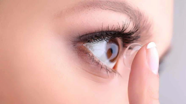 Hora de los cyborgs: este lente de contacto robótico permite hacer zoom con solo parpadear
