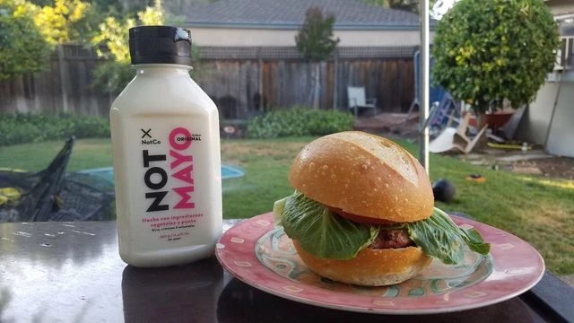 NotCo tiene todo listo para producir carnes vegetales: ya tiene su hamburguesa 4.0, prepara su atún y venderá en Amazon