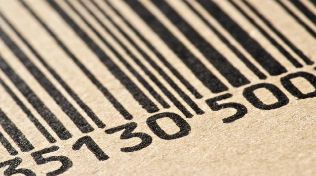 ¿Cómo nació el código de barras, el invento inspirado en la arena que transformó el comercio?
