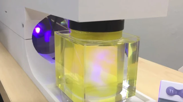 Así es la impresora 3D que funciona con luz: fabrica piezas en segundos y con mejores resultados