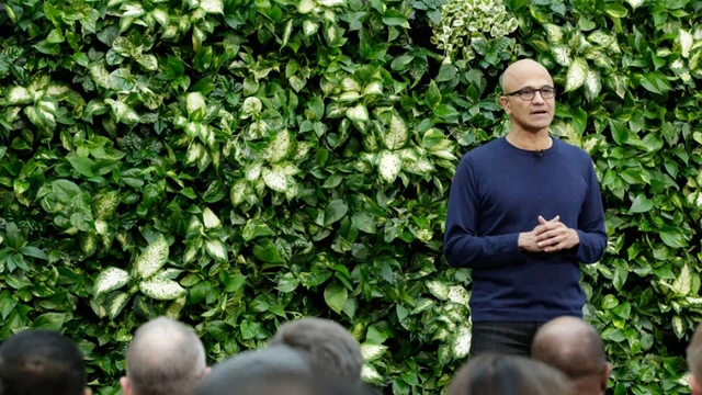CEO de Microsoft: "La gente usa sus teléfonos para consumir en lugar de crear y esto rompe el equilibrio"