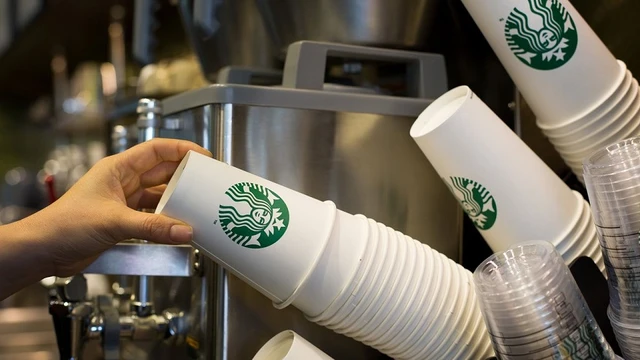 Starbucks confirma que eliminará sus "icónicos" vasos descartables: ¿polémica en puerta?