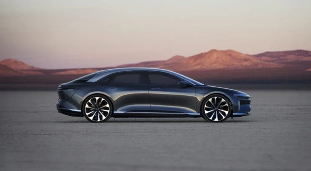 Dos autos eléctricos a duelo: este es el "tapado" capaz de ganarle al Tesla Model S en una carrera