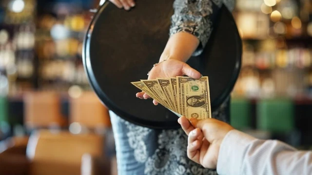 Una Coca, un café, una cena o la ropa: mirá qué barata quedó la Argentina a precio dólar blue