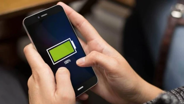 Cargar al 100% la batería del celular quizás no sea buena idea: conocé por qué es mejor no hacerlo