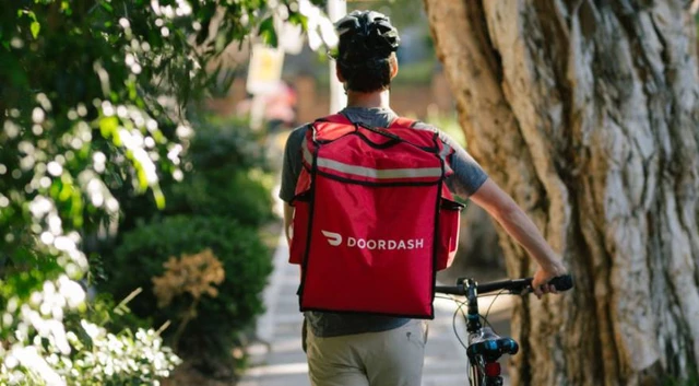 Tiembla Uber Eats: por qué DoorDash, la app de comida en la que invirtió Amazon, puede "explotar" en la bolsa