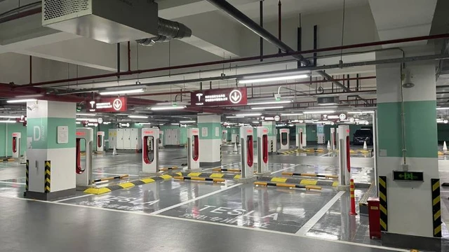 Tesla instala en China la estación de carga eléctrica más grande del mundo: mirá el video