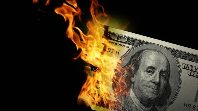 "La caída del dólar solo está comenzando": ¿quién es el economista que afirmó esto y por qué?