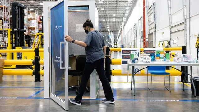 ¿Bienestar o explotación?: Amazon presenta unas polémicas "cabinas de relajación" para sus empleados