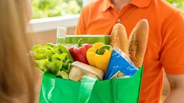 Los supermercados ahora "no te dejan" entrar a la sucursal: conocé el modelo "dark" que crece en la pandemia