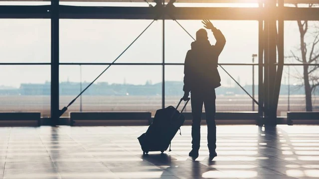 Crece la "fuga de talentos" ante la crisis: ¿cómo afecta a la Argentina la emigración de profesionales?