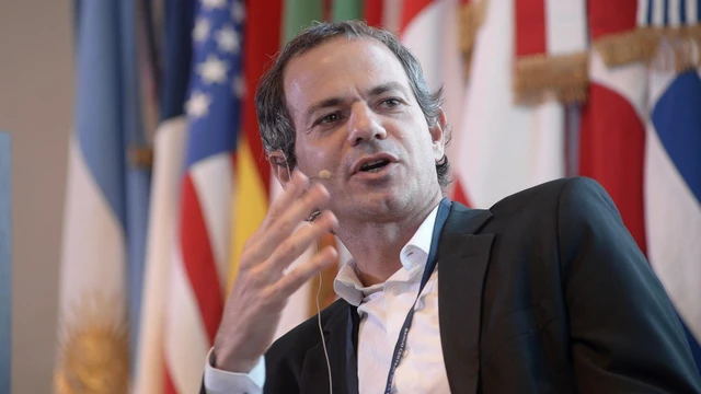 Dinero fiat, su relación con cripto, y más: la opinión del economista Lucas Llach