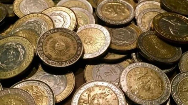 Por un insólito error, pagan hasta $15.000 por monedas de un peso