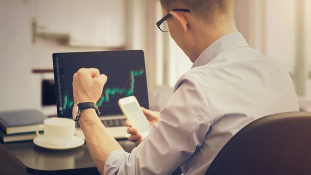 Entrás con pesos y salís al dólar más alto: la inversión estrella para ganar con cripto (sin comprarlas)