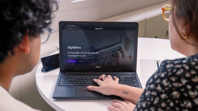 Telecom abre la inscripción para 1.500 becas para programación: cómo acceder