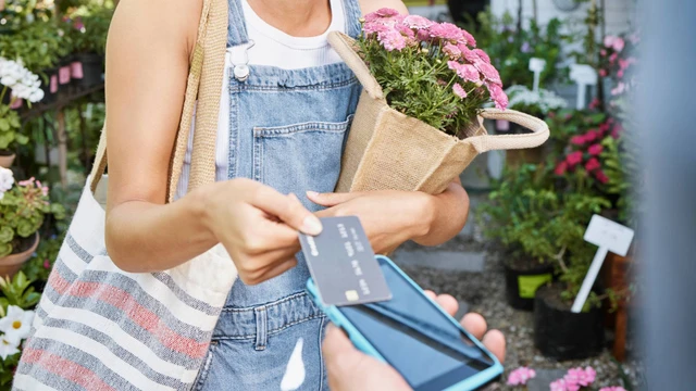 El Banco Central lanza las tarjetas bimonetarias: vas a comprar con dólares y en cuotas en la Argentina