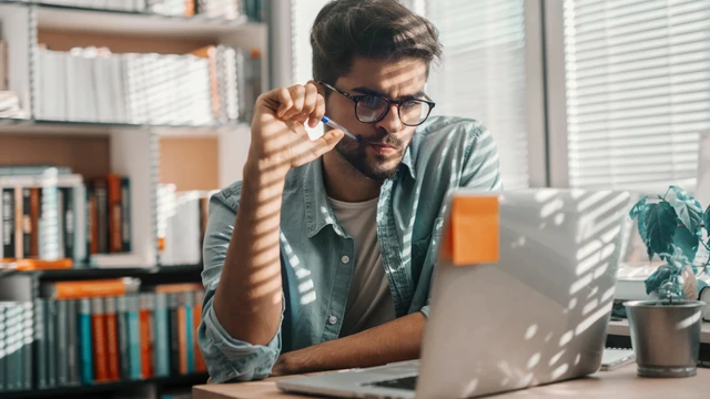 Trabajar de programador sin saber programar: crece la búsqueda de empleados "sin código" por la crisis