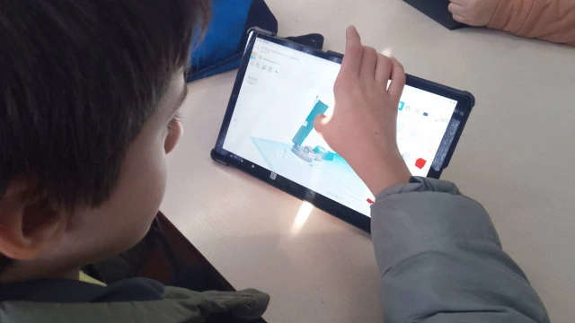 Vuelta a clases 2025: ¿qué es el 'enfoque maker' y cómo impulsa la innovación entre los jóvenes?