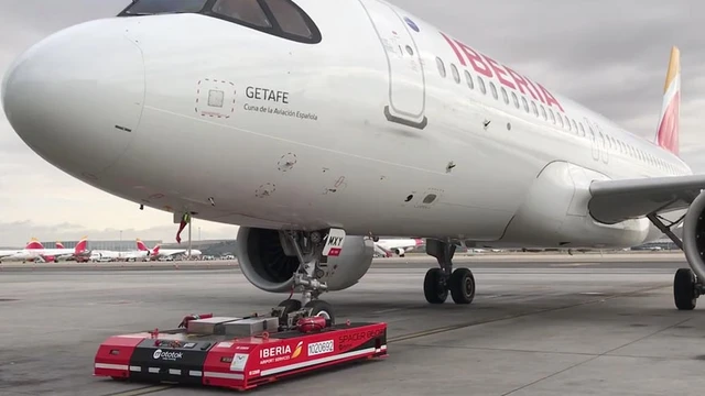 Iberia usa vehículos eléctricos "a control remoto" para mover sus aviones en Madrid y Barcelona: así funcionan