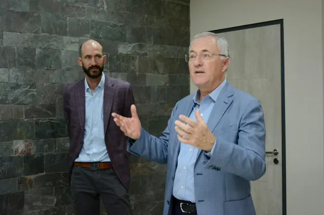 Marc Nöel, CEO de Vinventions, junto a su hijo, Michael Nöel