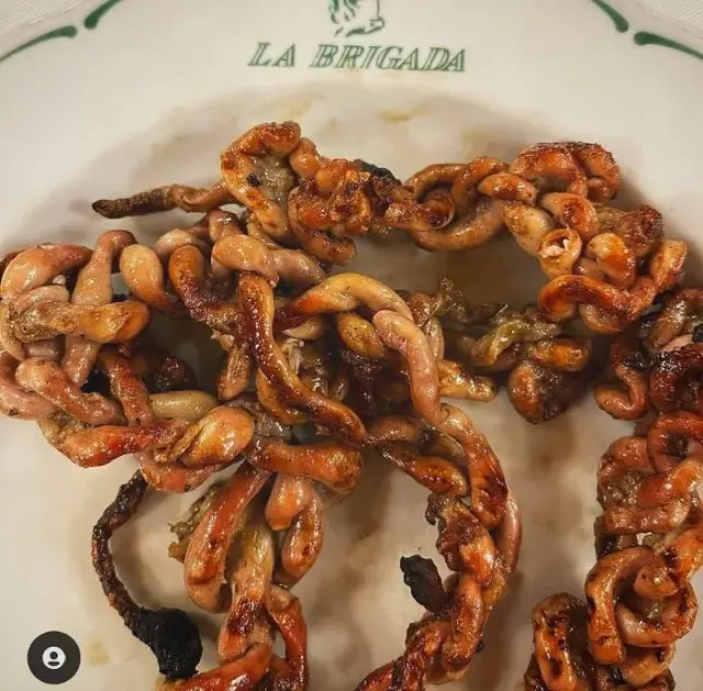 El secreto de los chinchulines es el tiempo de cocción, tienen que servirse crocantes. 
