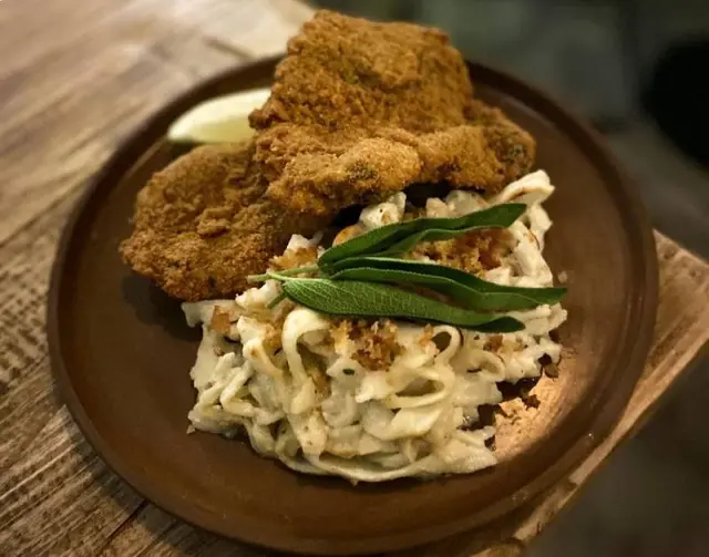Milanesas de gírgolas con fetticine a la manteca de salvia para cenar. 