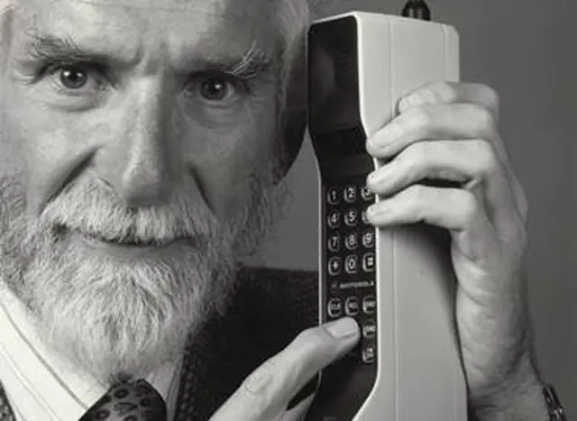 Martin Cooper con el Dynatac.