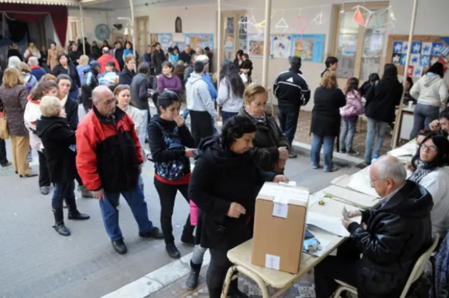 En el Gobierno calculan que un ritmo de un millón de vacunados por semana, la mayoría del padrón llegará cubierta a las PASO