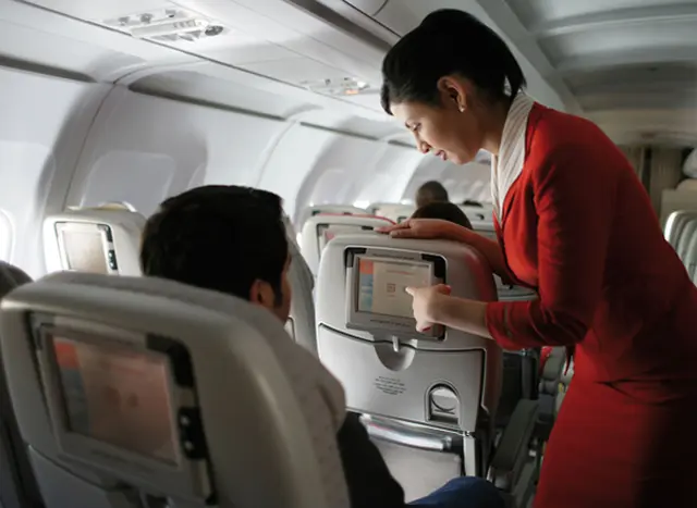 Ser azafata es una gran alternativa si te gusta estar viajando constantemente.