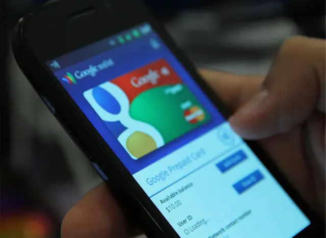 Pantalla de celular con una de las primeras versiones de Google Wallet.