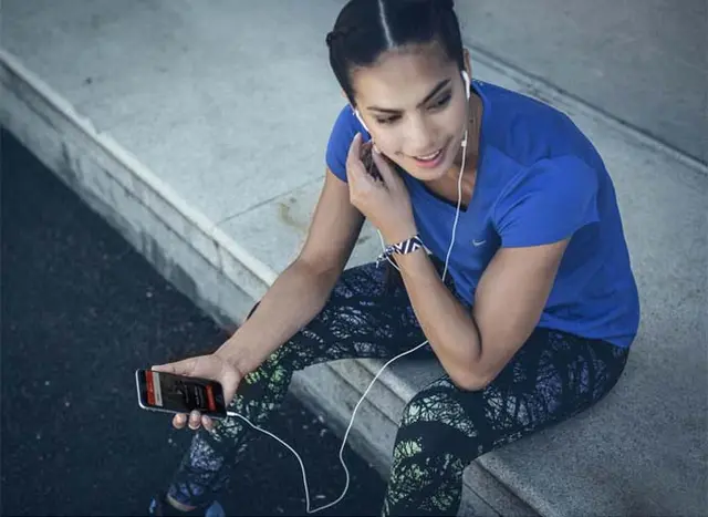 Spotify acompaña con música y podcast a quienes hacen ejercicios físicos.