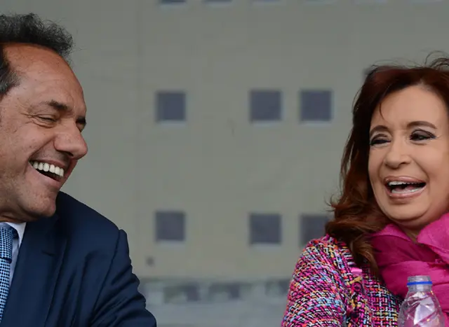 Sonrisas para la foto, tensión en el reparto de impuestos: Cristina llevó a Scioli al ahogo financiero