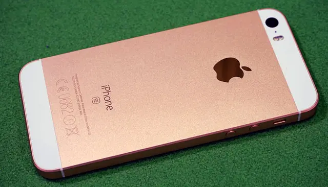El iPhone SE fue una respuesta de Apple a la alta demanda de su celular icónico.