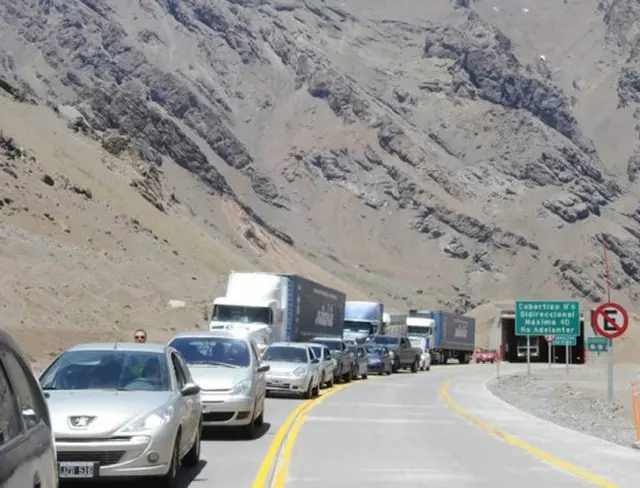 Tours de compras: unos 2000 argentinos cruzan por día a Chile, en micro. 