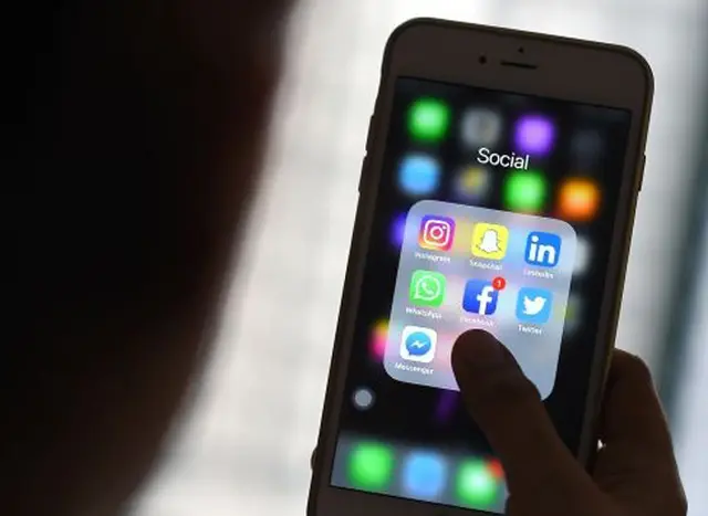 Algunas aplicaciones espías se disfrazan de complementos de redes sociales.