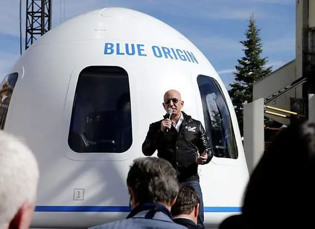 El millonario Jeff Bezos impulsa al turismo espacial.