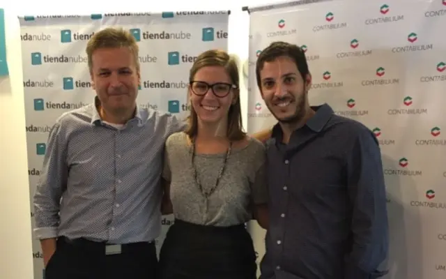 Roni Grosfeld junto a desarrolladores