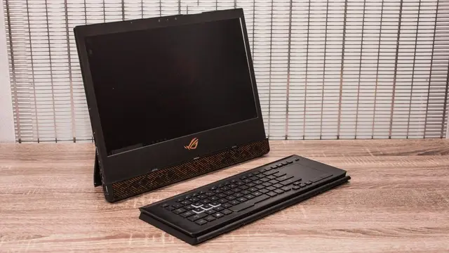 Asus ROG Mothership GZ700: Asus tiene el diseño de computadora portátil más radical en CES 2019 con la Mothership; está construida como una desmontable con un teclado plegable. La sección del sistema se levanta, lo que permite un flujo de aire mejorado que es necesario para todos los componentes de gama alta, como un Core i9-8950HK, Nvidia GeForce RTX 2080 y más. Como es de esperar, es bastante pesada (10.4 libras). Así que es más un equipaje que una computadora portátil. No hay precios disponibles todavía, pero se espera que se despachen a fines de marzo.