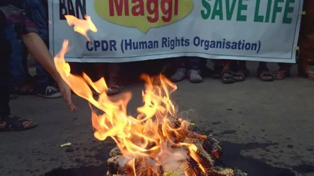 Consumidores quemaron tallarines marca Maggi en India en 2015 tras la denuncia de que contenían elevados niveles de plomo.