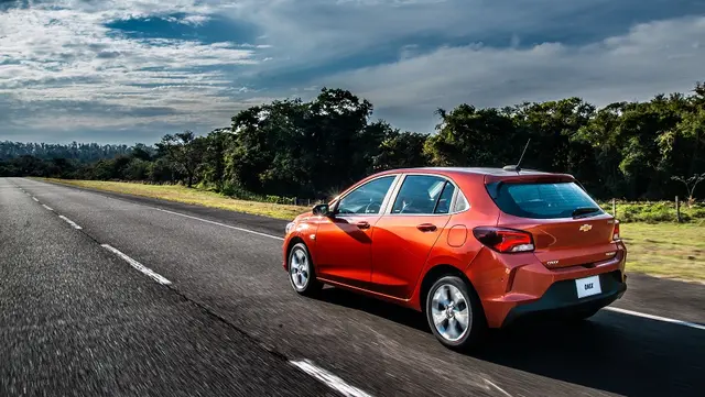 El baúl del Chevrolet Onix 2020, con líneas bien marcas 