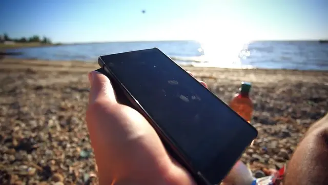 Dejar el celular al sol puede recalentarlo de manera perjudicial