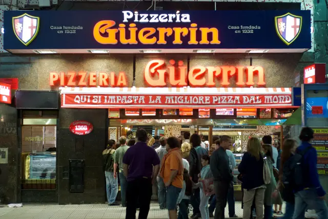 El frente de uno de los clásicos de Buenos Aires, la Pizzería Güerrín